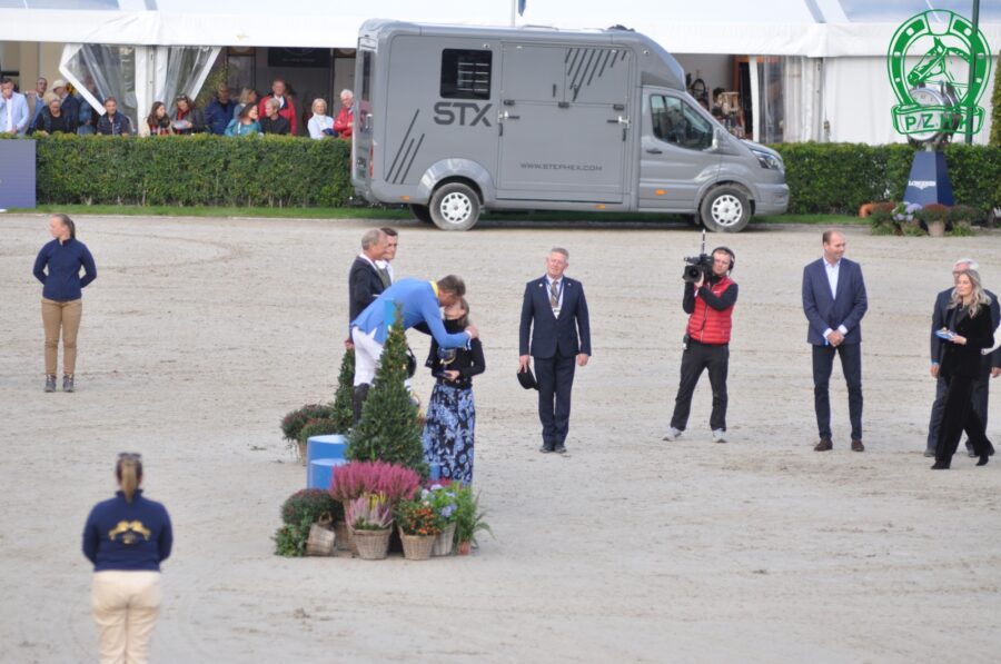 Czułe gratulacje za zajęcie 3m. w kat. koni 7-l Judy-Ann Melchior składa Ahlmannowi, który prywatnie jest jej partnerem życiowym