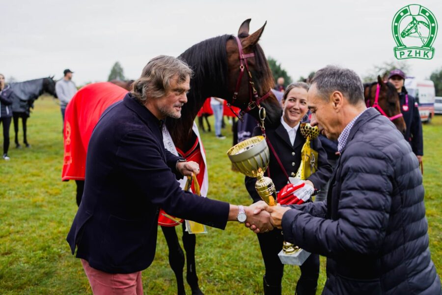 Dekoracja Mistrza Polski Młodych Koni 6 letnich, og. ELBERIUSZ oo, wys. 161 cm, gn., po Ascot DD, od Elbera/ QR Marc, hod. SK Michałów, wł. Piotr Kochański, zawodnik to Maria Filipska, Stowarzyszenie KJ Lovenpeas Arabians