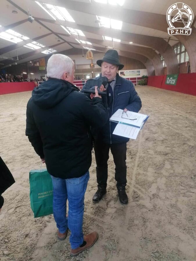 Roman Szultka - członek Komisji Księgi Stadnej wręcza podziękowania za wieloletnią współpracę