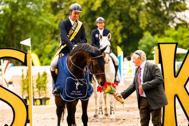 Zwycięzca Memoriału Jerzego Sas-Jaworskiego ELIOS sp dosiadany przez Leszka Nieużyłę, a bukiet kwiatów trzyma Bogdan Sas-Jaworski, syn p. Jerzego.
