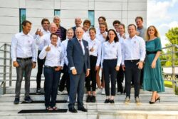 Nominowani na schodach Centrum Olimijskiego