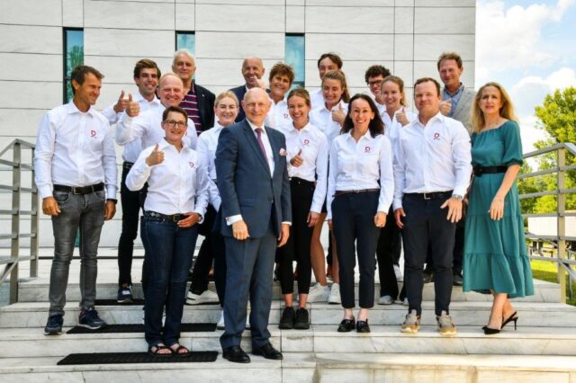 Nominowani na schodach Centrum Olimijskiego