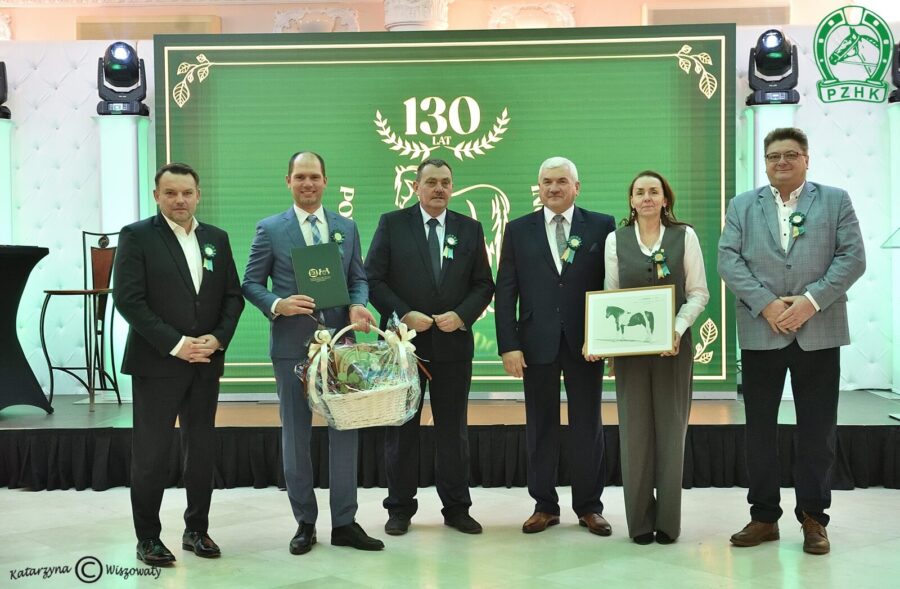 Pan Piotr Kukuczka, Mateusz Cichoń - Wiceprezes PZHK, Janusz Michalak - SKH Gładyszów, Sławomir Piotrowski - Prezes PZHK, Barbara Jaklińska - SKH Gładyszów i Mariusz Sikora - Prezes Kombinat Rolny Kietrz