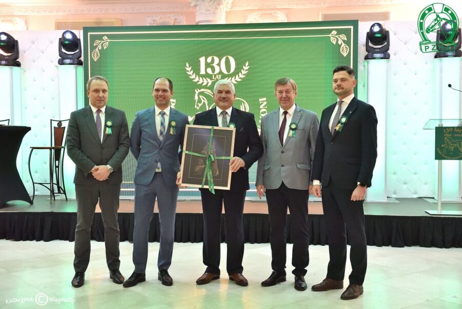 Filip Sondij - p.o. Zastępcy Dyrektora Departamentu Nadzoru Nad Spółkami KOWR, Mateusz Cichoń - Wiceprezes PZHK, Sławomir Piotrowski - Prezes PZHK, Jan Szopiński - Zastępca Dyrektora Generalnego KOWR i Jakub Kabaciński - p.o. Dyrektora Departamentu Nadzoru Nad Spółkami KOWR