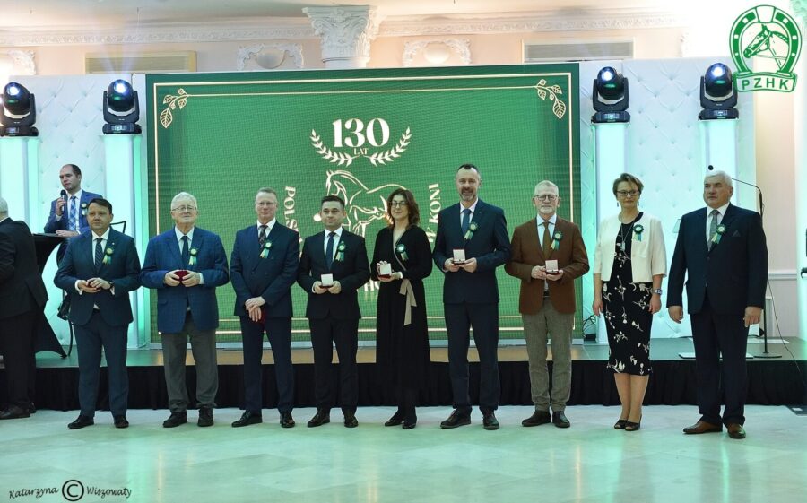 Pamiątkowe zdjęcie z medalami z okazji 130-lecia