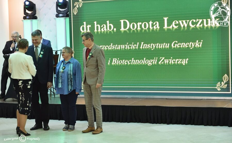 Pamiątkowe zdjęcie z medalami z okazji 130-lecia