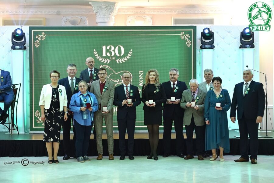 Pamiątkowe zdjęcie z medalami z okazji 130-lecia