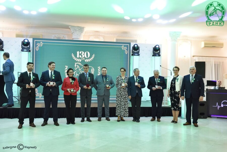 Pamiątkowe zdjęcie z medalami z okazji 130-lecia