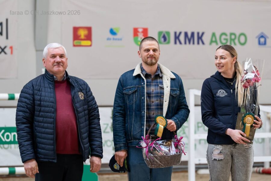 Prezes PZHK Sławomir Piotrowski oraz właściciel Centrum Hipiki Jaszkowo Filip Mizgier i Marta Kopaczyńska