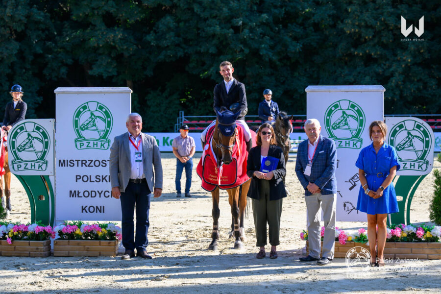 Dekoracja Mistrza Polski Młodych Koni w kategorii koni 4-letnich 2026 - OLEANDER NW sp pod Mateuszem Tyszko