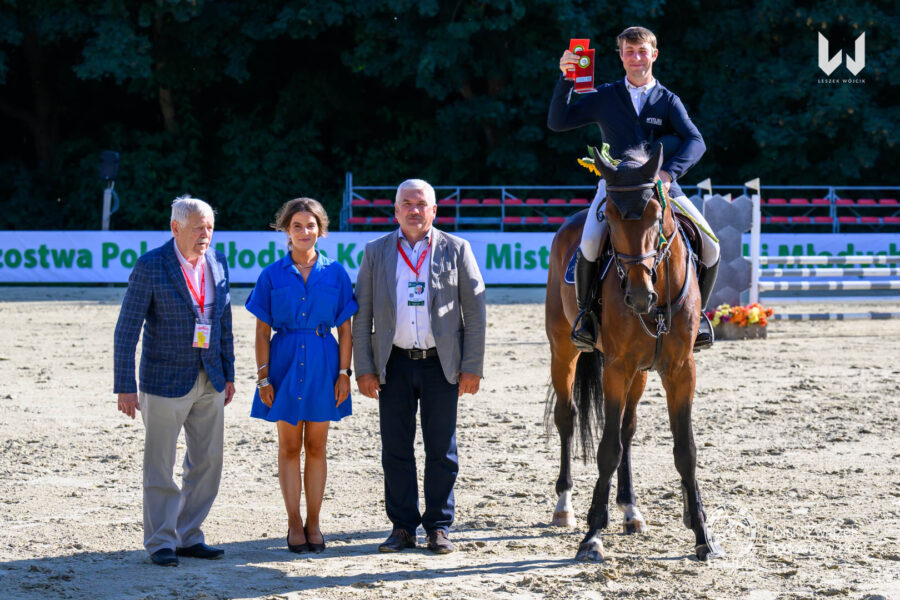 Dekoracja II miejsca Pucharu Polski Młodych Koni w kategorii koni 4-letnich 2026 - CHARIB BLUE Z pod Tomaszem Miśkiewiczem