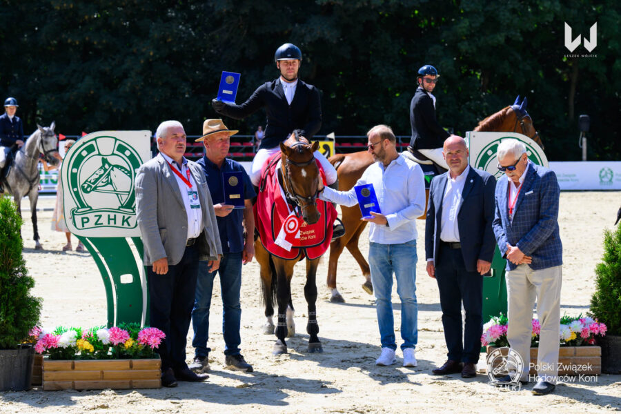 Dekoracja Mistrza Polski Młodych Koni w kategorii koni 5-letnich 2026 - NIMB sp pod Janem Bobikiem