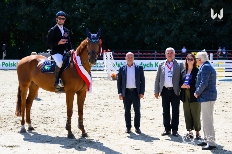 Dekoracja II Wicemistrza Polski Młodych Koni w kategorii koni 5-letnich 2026 - CORLAND NW sp pod Cezarym Kalinowskim