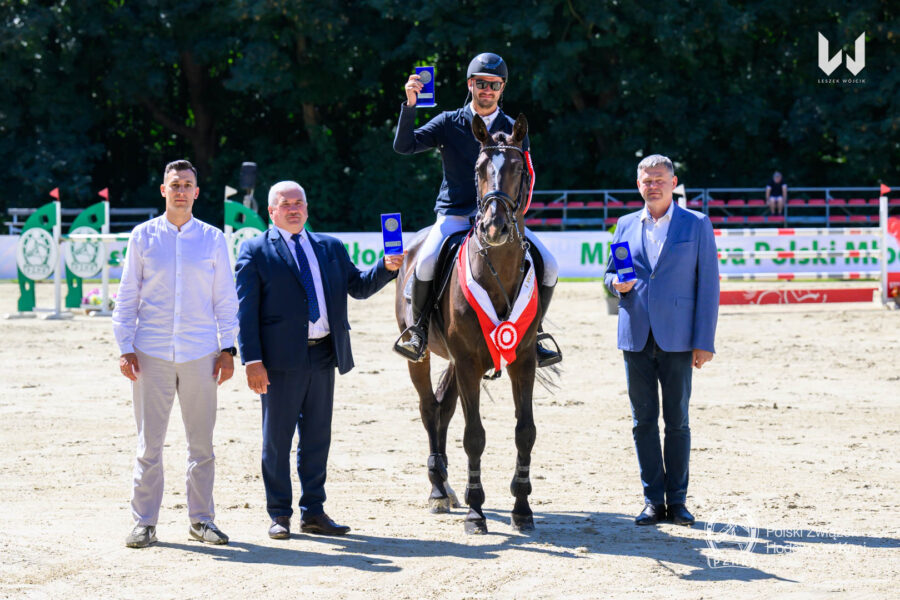 Dekoracja I Wicemistrza Polski Młodych Koni w kategorii koni 6-letnich 2026 - EL-VISS sp pod Damianem Zmorkiem