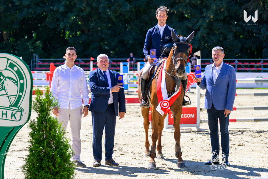 Dekoracja II Wicemistrza Polski Młodych Koni w kategorii koni 6-letnich 2026 - D-CHACCO JOY KZ sp pod Michałem Mordzelewskim