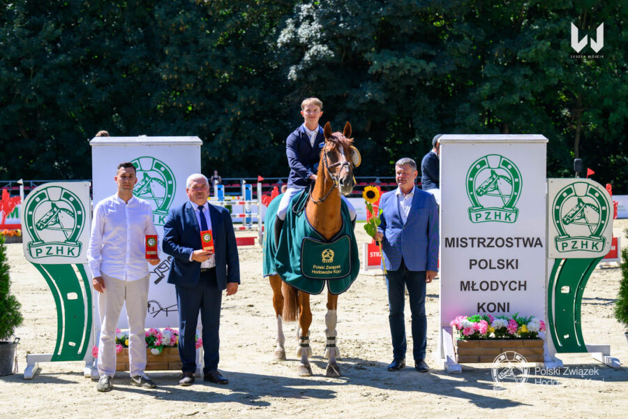 Dekoracja zwycięzcy Pucharu Polski Młodych Koni w kategorii koni 6-letnich 2026 - DECADANCE AC Z pod Stanisławem Opielewiczem