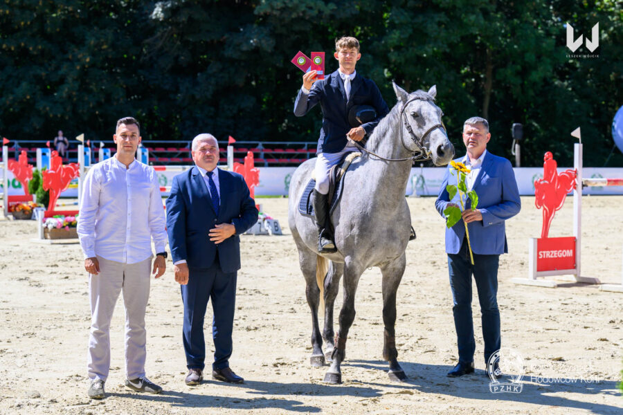 Dekoracja II miejsca Pucharu Polski Młodych Koni w kategorii koni 6-letnich 2026 - CHESTER old. (OS) pod Szymonem Stasiakiem