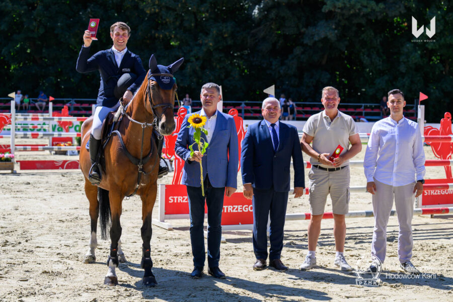 Dekoracja III miejsca Pucharu Polski Młodych Koni w kategorii koni 6-letnich 2026 - UKANDA DE REGOR BWP pod Tomaszem Miśkiewiczem