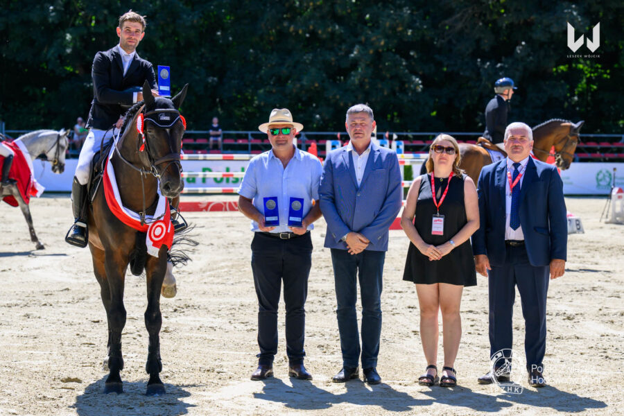 Dekoracja I Wicemistrza Polski Młodych Koni w kategorii koni 7-letnich 2026 - PASODOBLE wlkp pod Mateuszem Tyszko