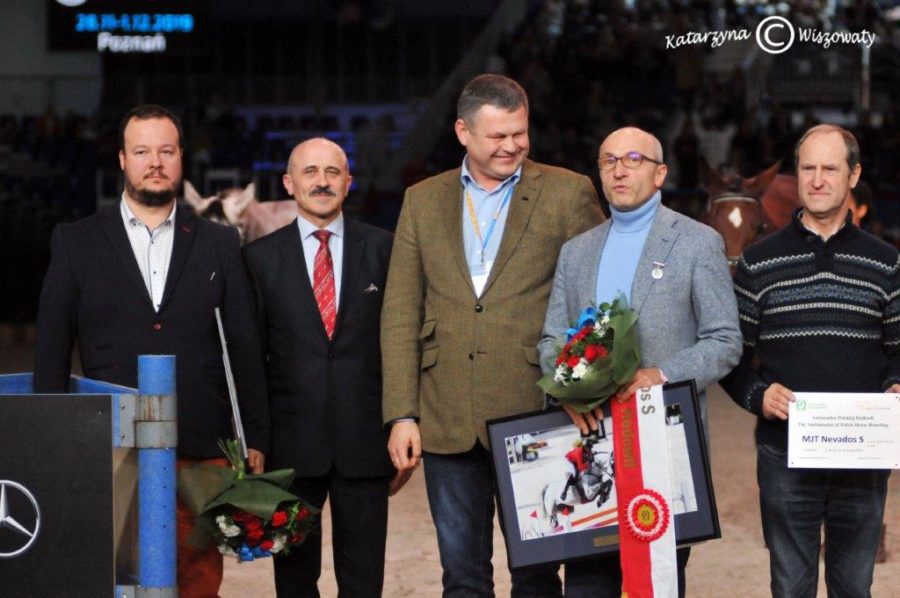 Nagrody odebrali pan Rafał Jerzy, właściciel konia oraz pan Hubert Szurik, syn nieodżałowanej pamięci Stanisława Szurika, w którego hodowli w Liszkowie, w województwie kujawsko-pomorskim przyszedł na świat Nevados